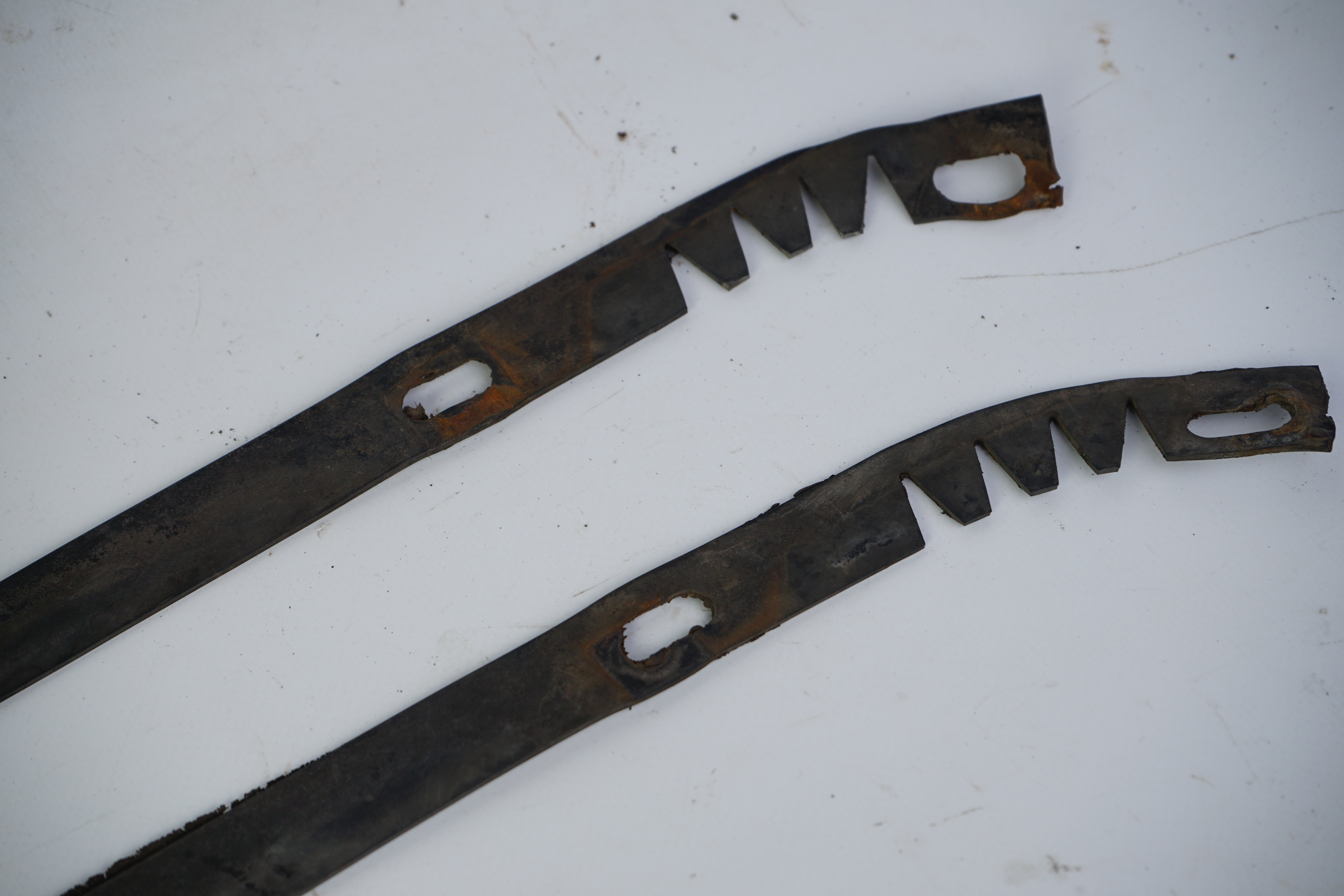 Zwischenlage Mercedes-Benz C123 S123 W123 Unterlage Kühlergrill Kühlerverkleidung an Motorhaube A1238880097