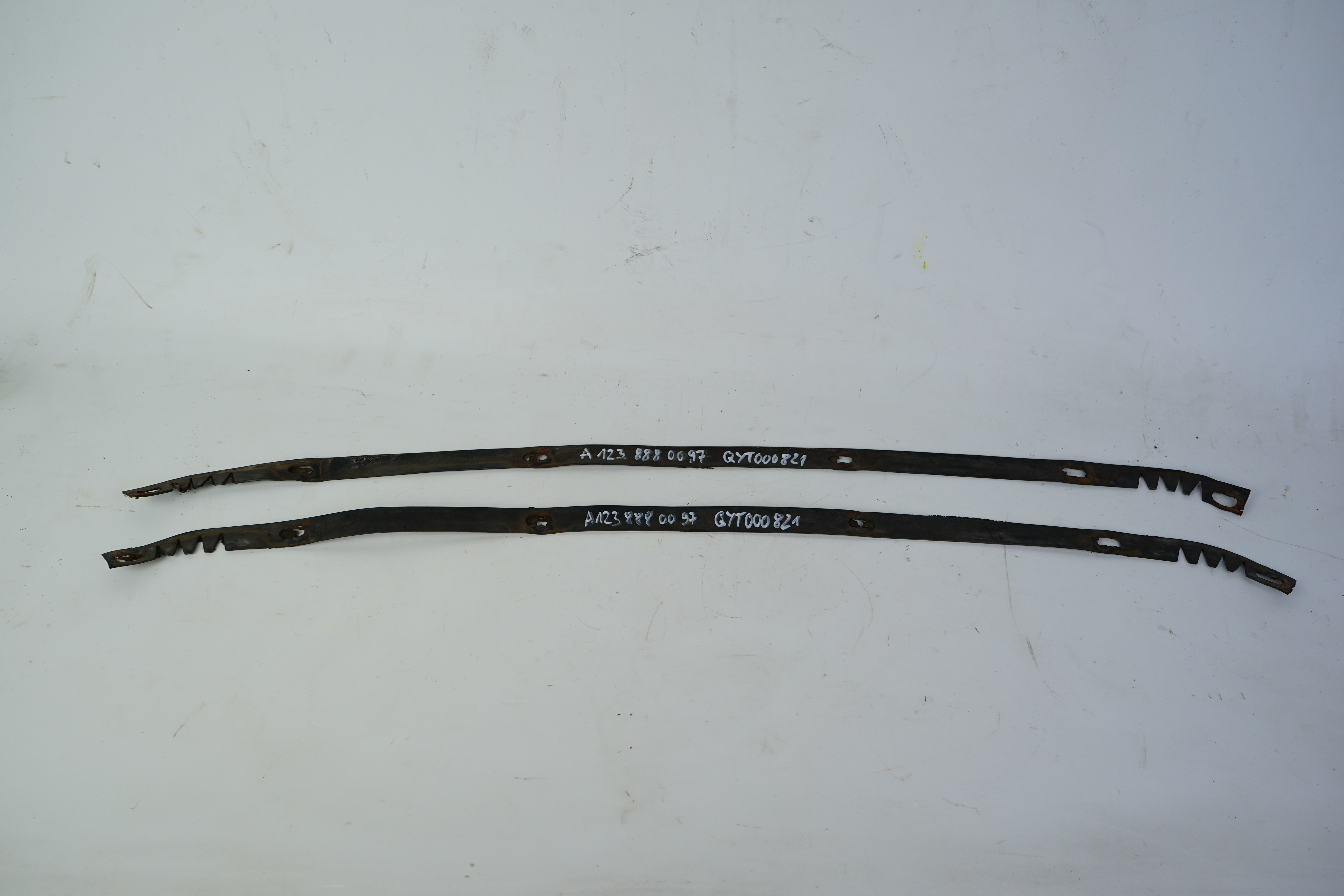 Zwischenlage Mercedes-Benz C123 S123 W123 Unterlage Kühlergrill Kühlerverkleidung an Motorhaube A1238880097