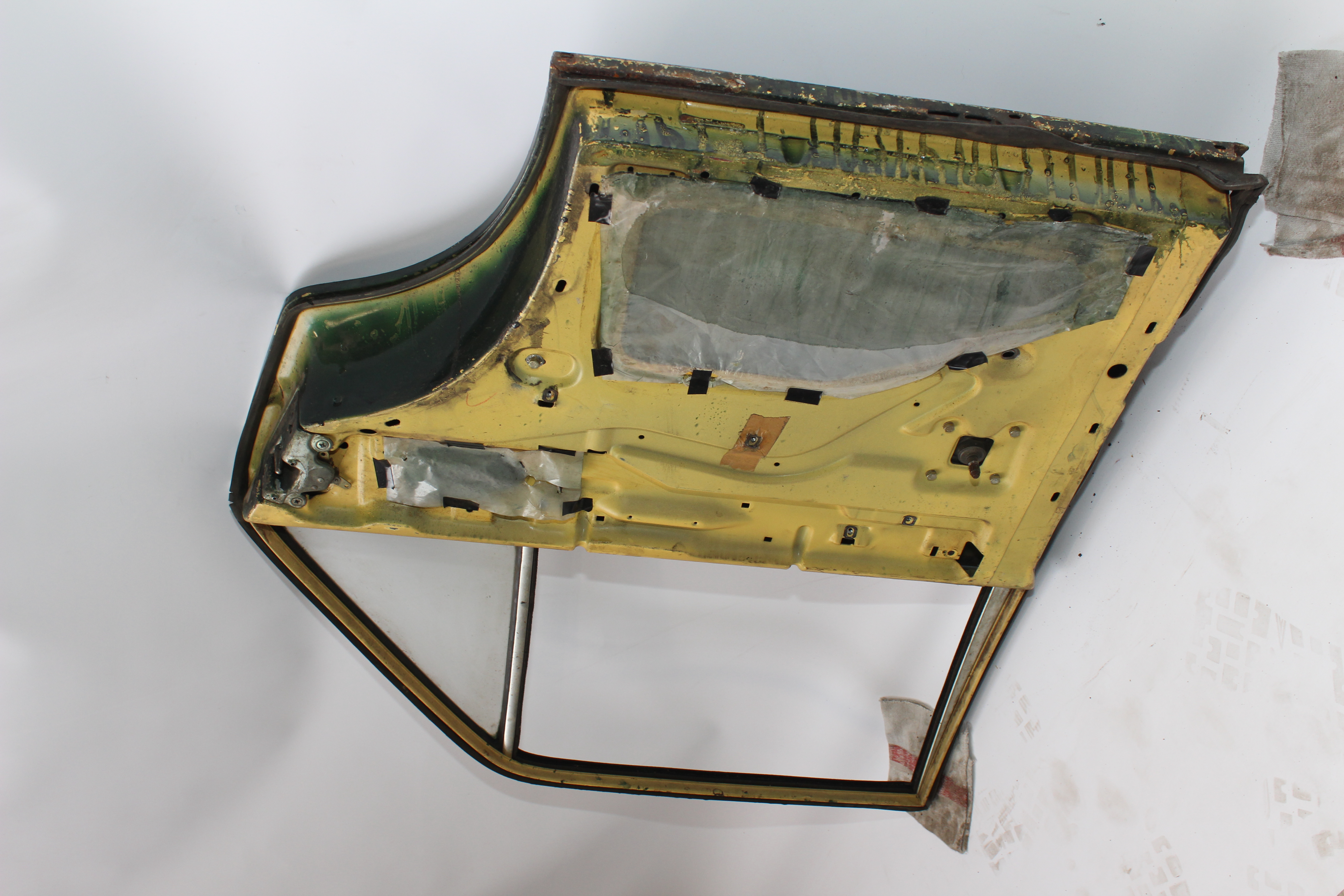 Fondtür rechts Mercedes-Benz W114 115 /8 Strich acht Tür hinten rechts Verglasung klar grünmetallic A1157301205 