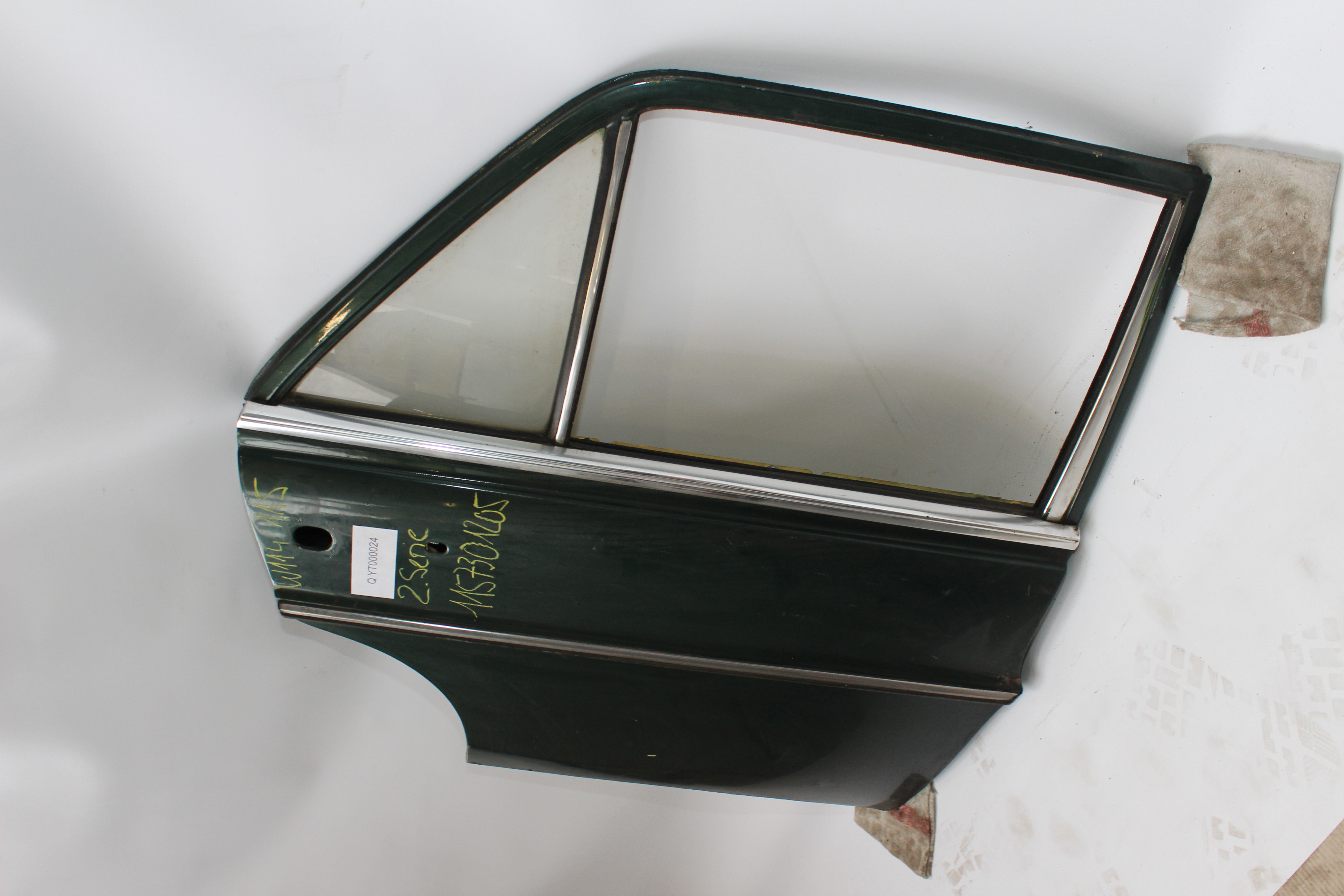 Fondtür rechts Mercedes-Benz W114 115 /8 Strich acht Tür hinten rechts Verglasung klar grünmetallic A1157301205 