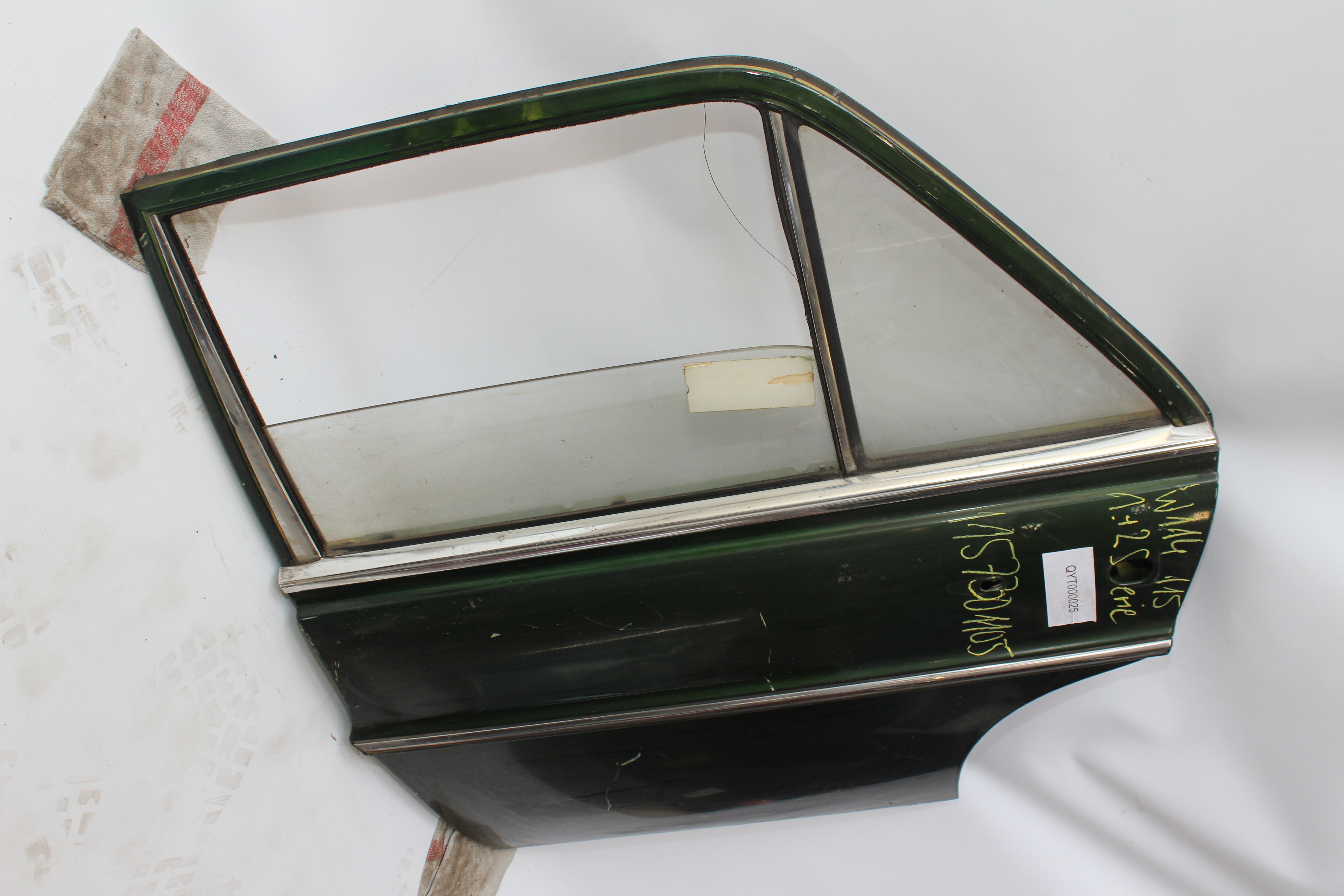 Fondtür links Mercedes-Benz W114 W115 /8 Strich acht hinten rechts Verglasung klar grünmetallic A1157301105