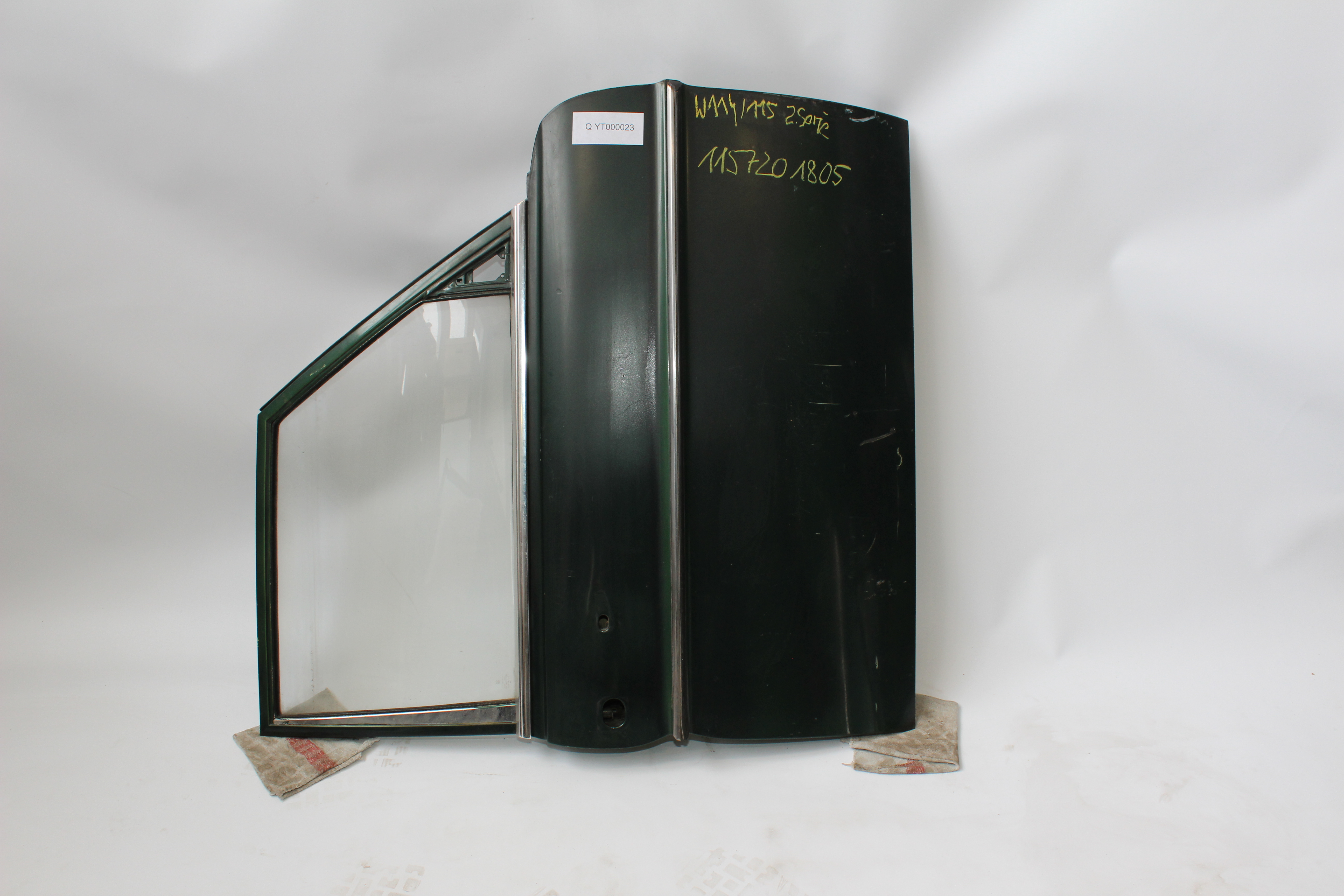 Fondtür rechts Mercedes-Benz W114 W115 /8 Strich acht Hintertür Beifahrerseite Verglasung klar grünmetallic A1157301205  