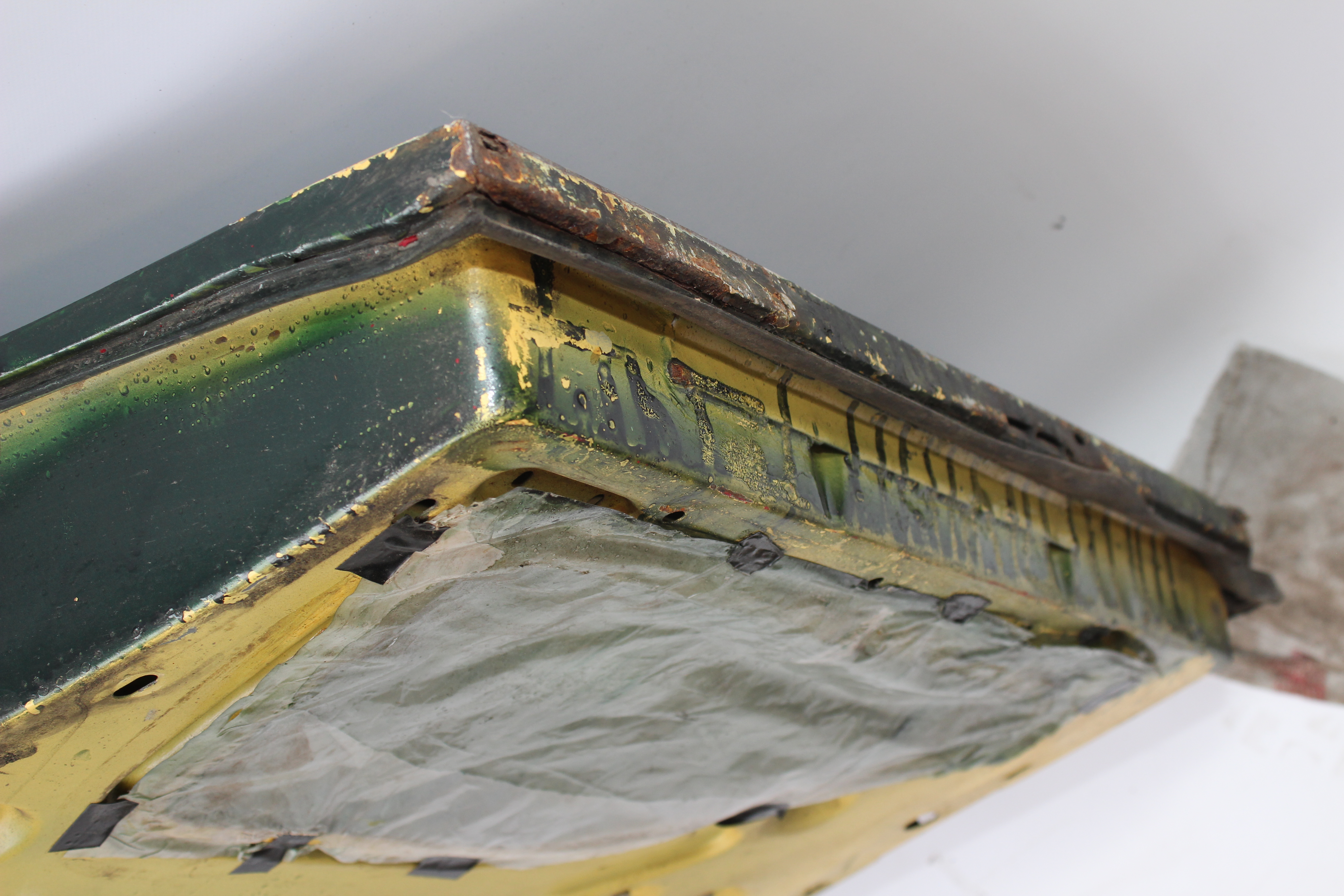 Fondtür rechts Mercedes-Benz W114 115 /8 Strich acht Tür hinten rechts Verglasung klar grünmetallic A1157301205 