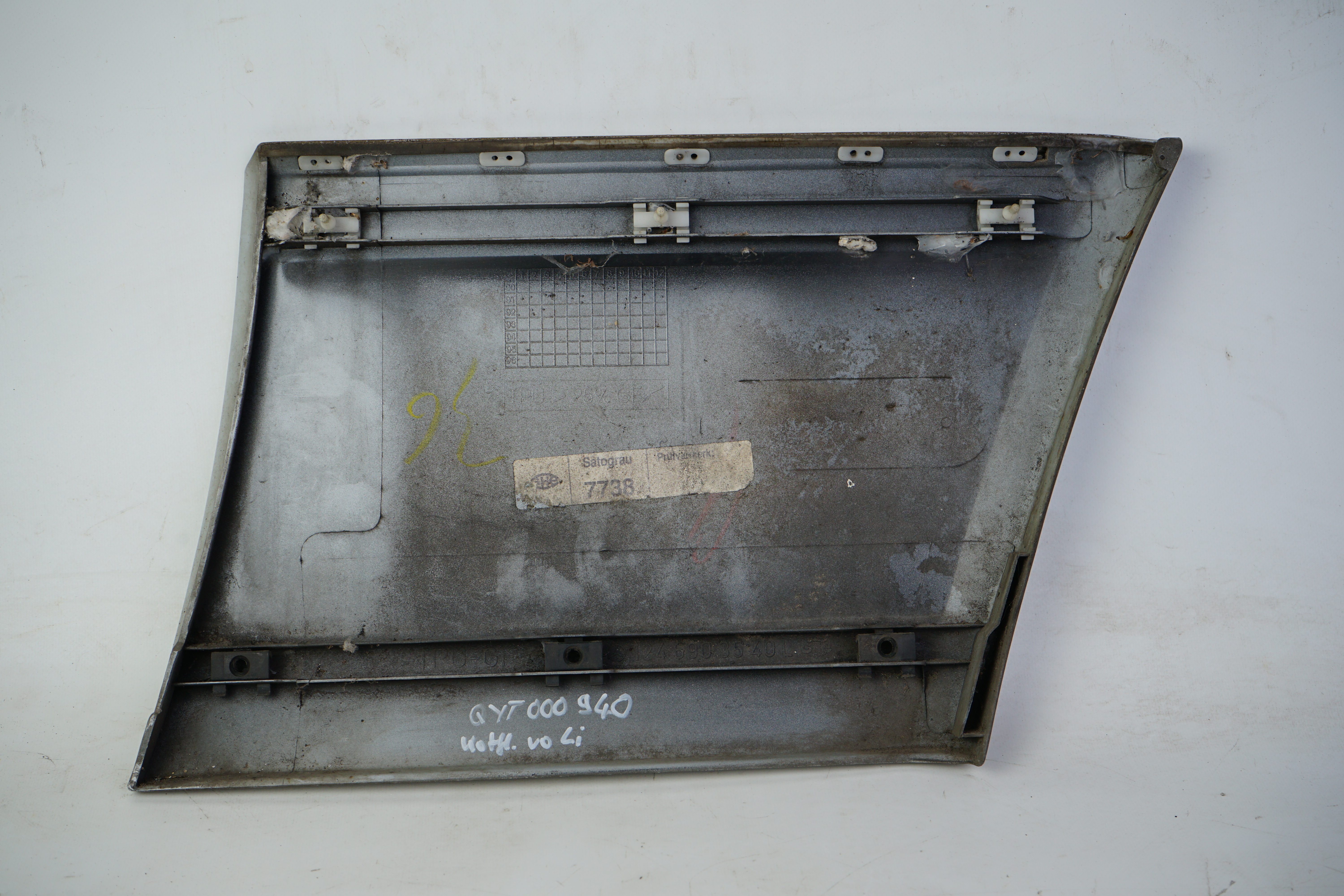 Verkleidung an Kotflügel vorn links Mercedes-Benz  W124 E-Klasse ab 07/89 -1997 Limousine Coupé T-Modell "Sacco-Brett" Verkleidung außen fahrerseitig A1246903540 7738 satograu A1246980580