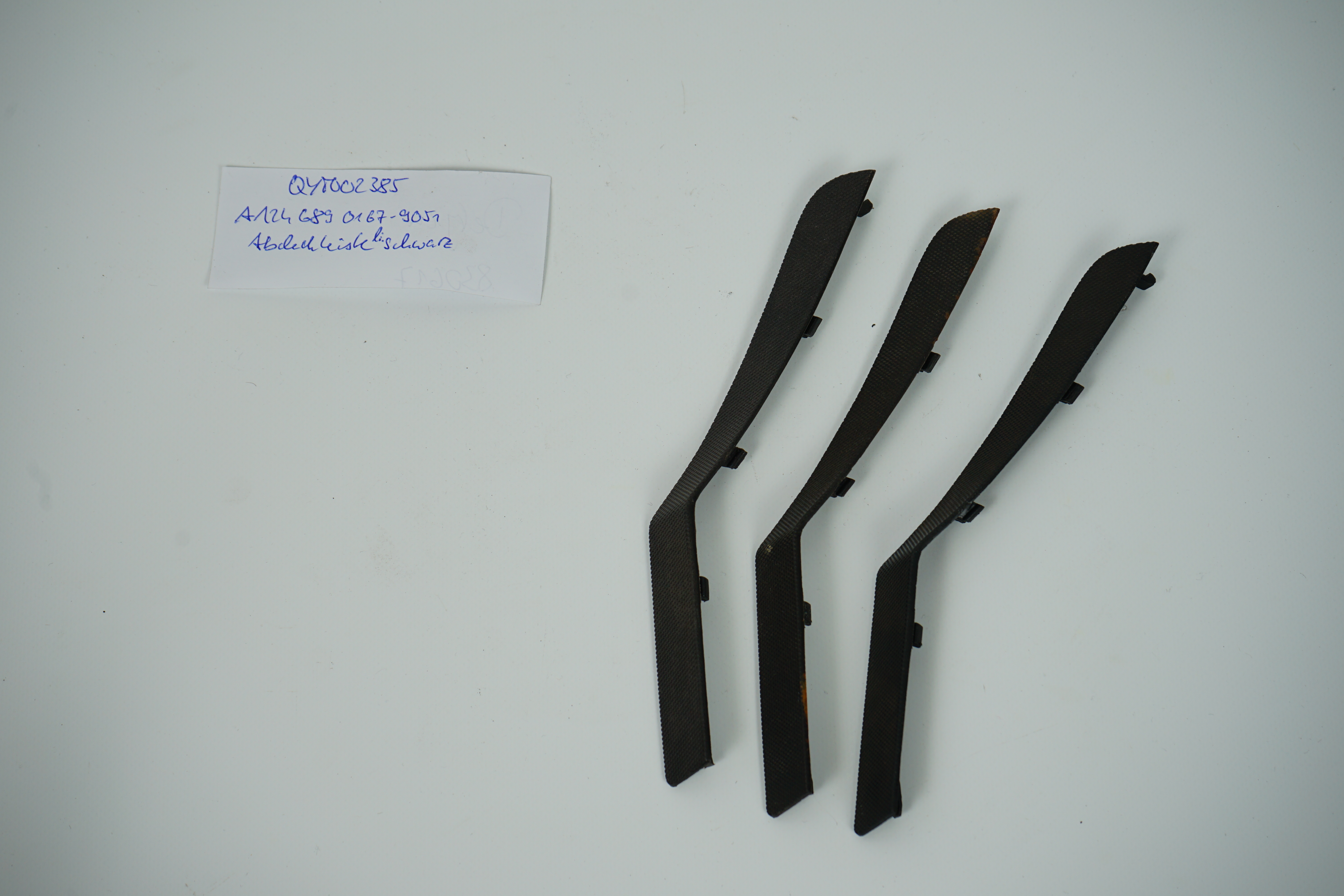 Abdeckleiste links schwarz Mercedes-Benz A124 C124 S124 W124 Abdeckleiste Lautsprecher im Armaturenbrett links Fahrerseite A1246890167 9051