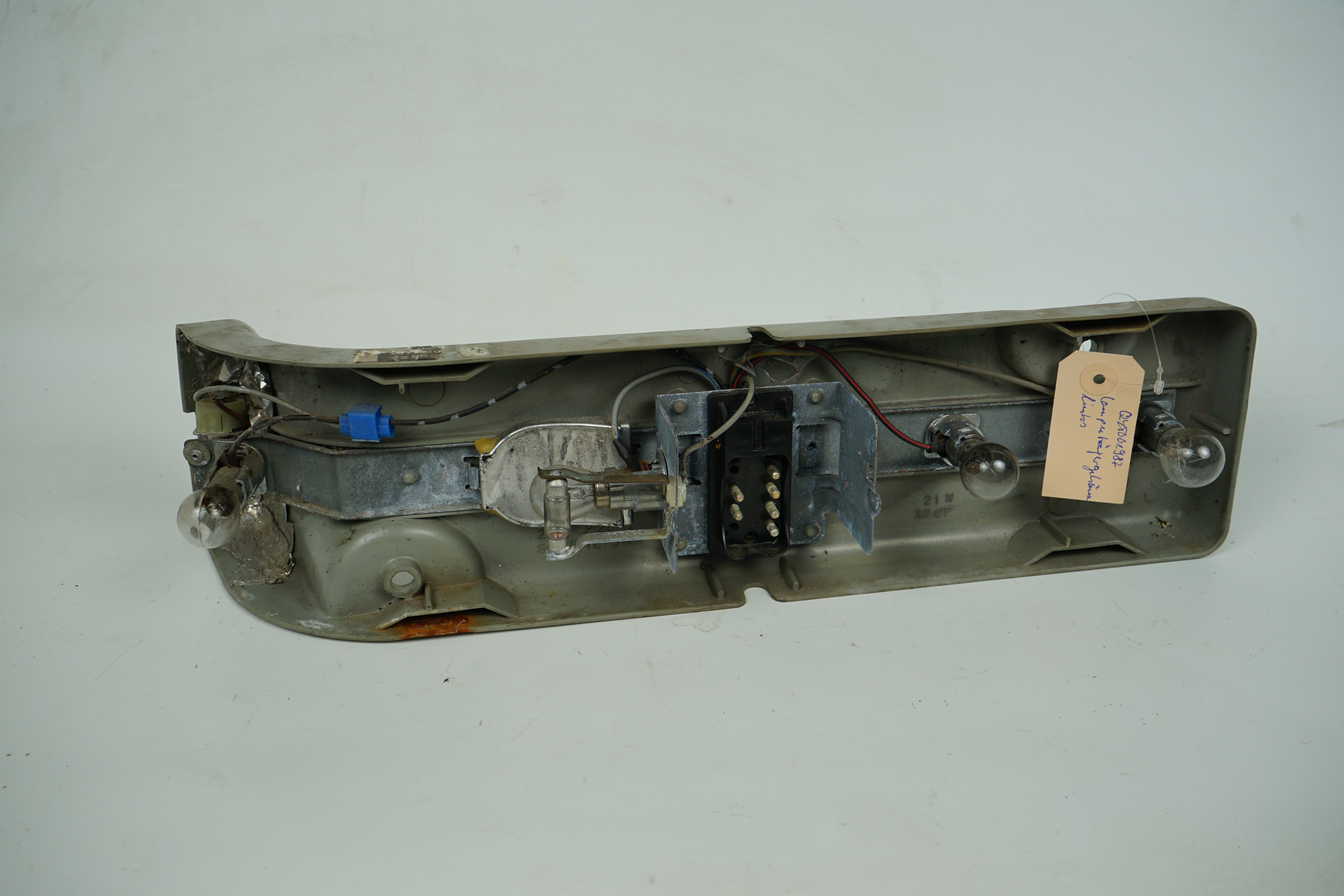 Lampenträger links EUROPA-Version Mercedes-Benz R107 C107 SL SLC Cabrio Coupé ULO 225601-0 Grundplatte zu Rückleuchte *A1078203764 A1078202364 A1078200964