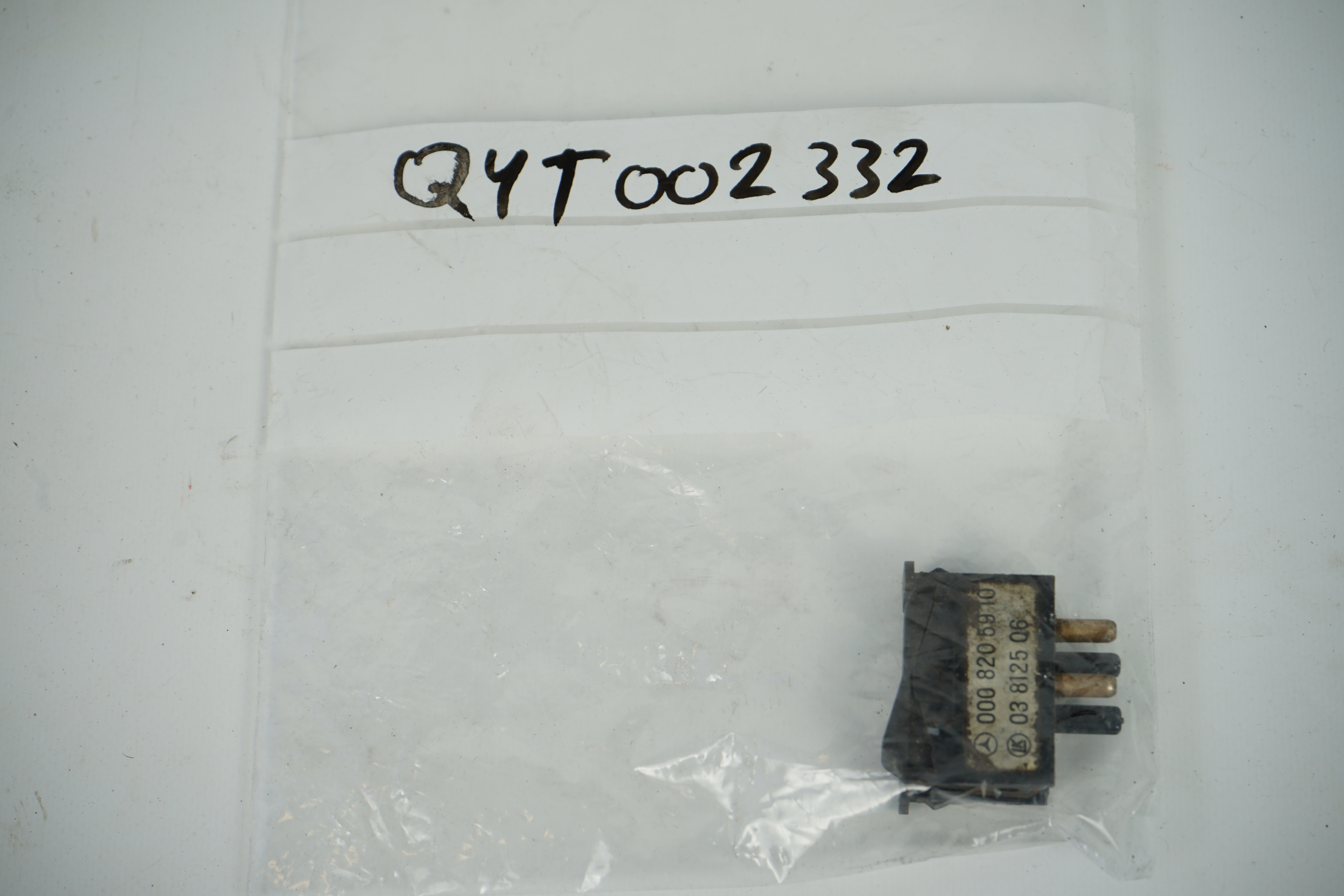 Schalter Mercedes-Benz W123 W126 Wippenschalter Schalter Fondleuchte Innenbeleuchtung "stehende" Ausführung A0008205910 A0028211751