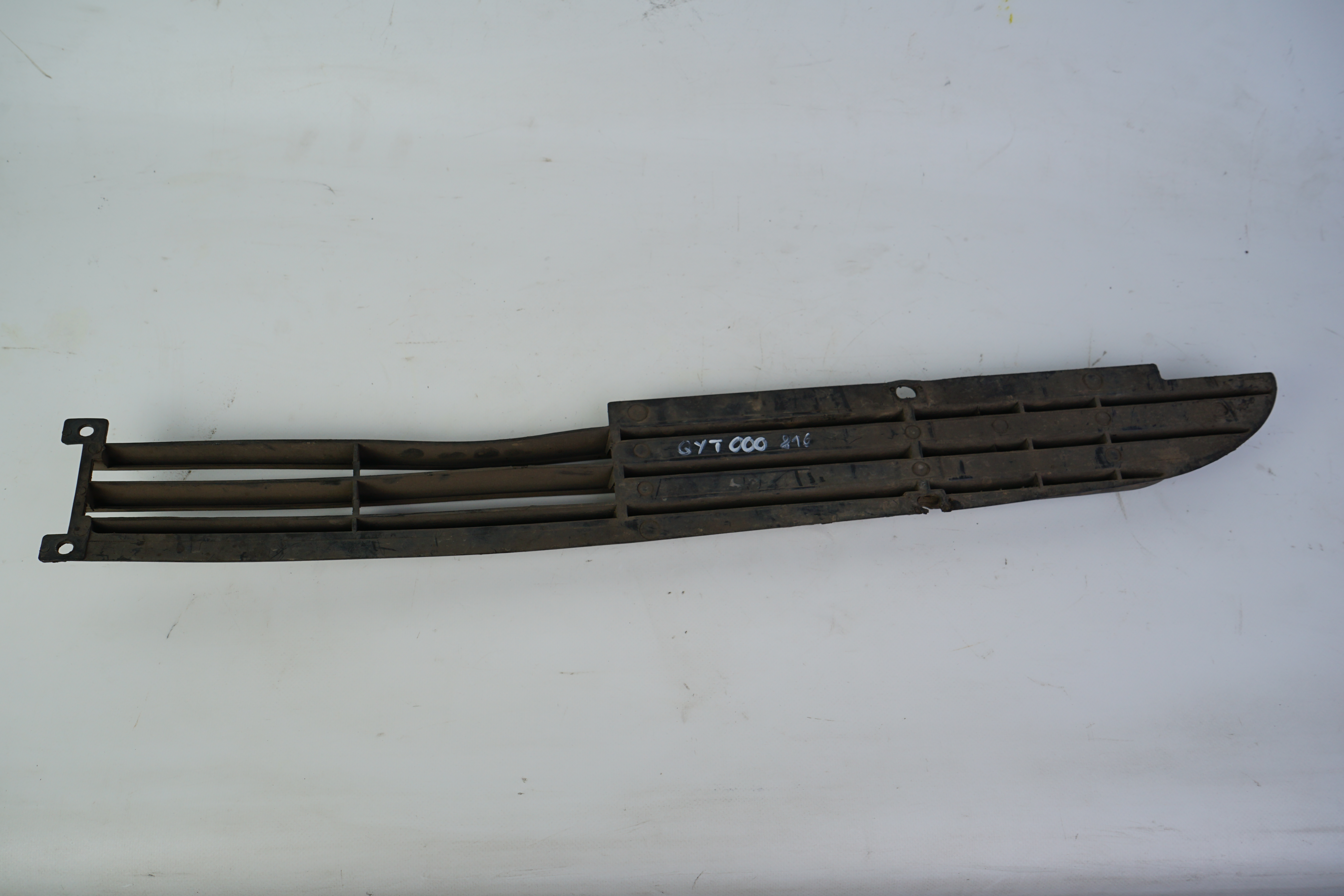 Ziergitter links Mercedes-Benz W114 W115 /8 Strich Acht 2.Serie Gitter Lufteinlass unter Stoßstange A1158880123