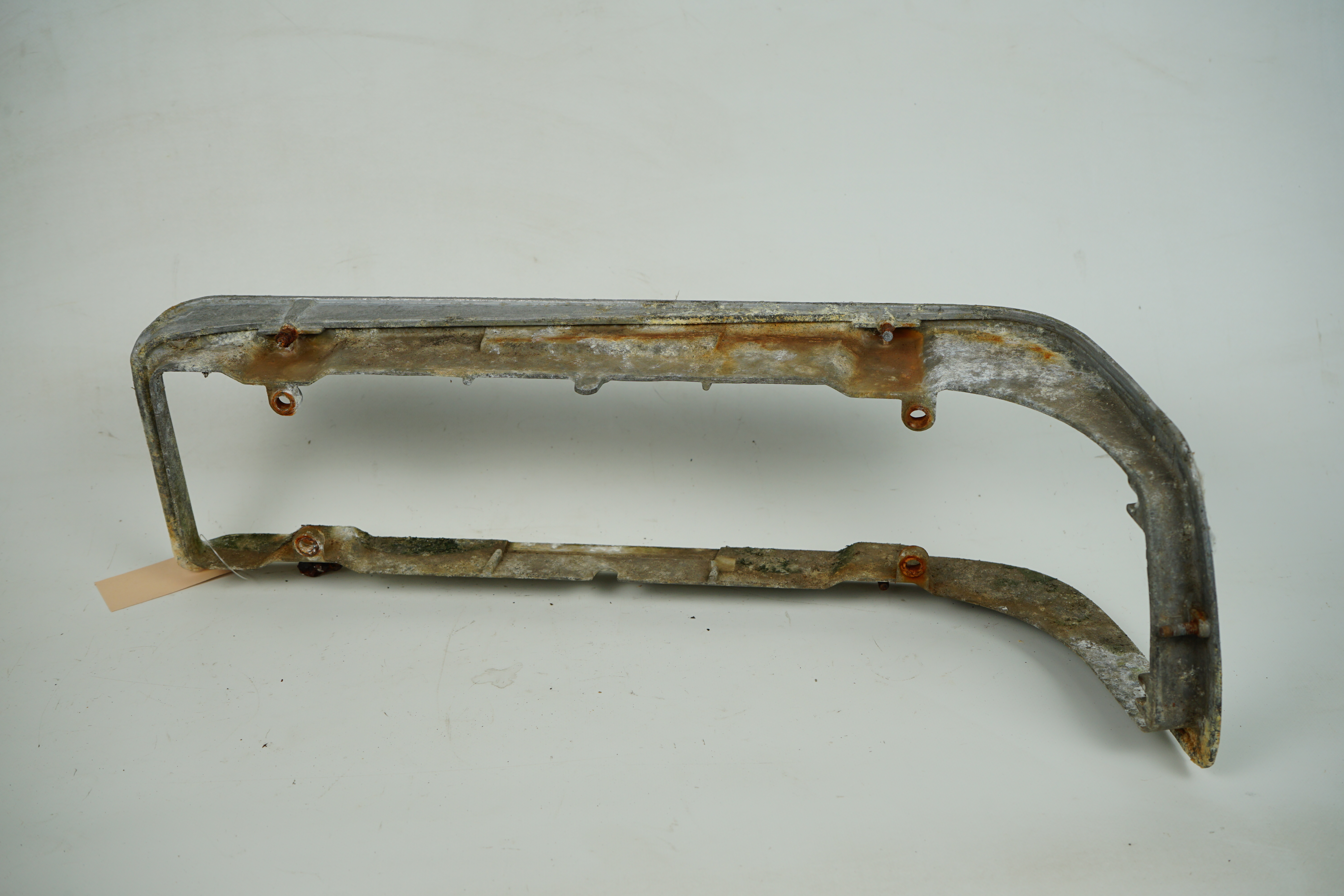 Druckgußrahmen Heckleuchte links Mercedes-Benz R107 C107 SL SLC Cabrio Coupé Aluminiumrahmen Rückleuchte Lampengehäuse Rückleuchte links *A1078202364 A1078203764 A1078201564 A1078204164