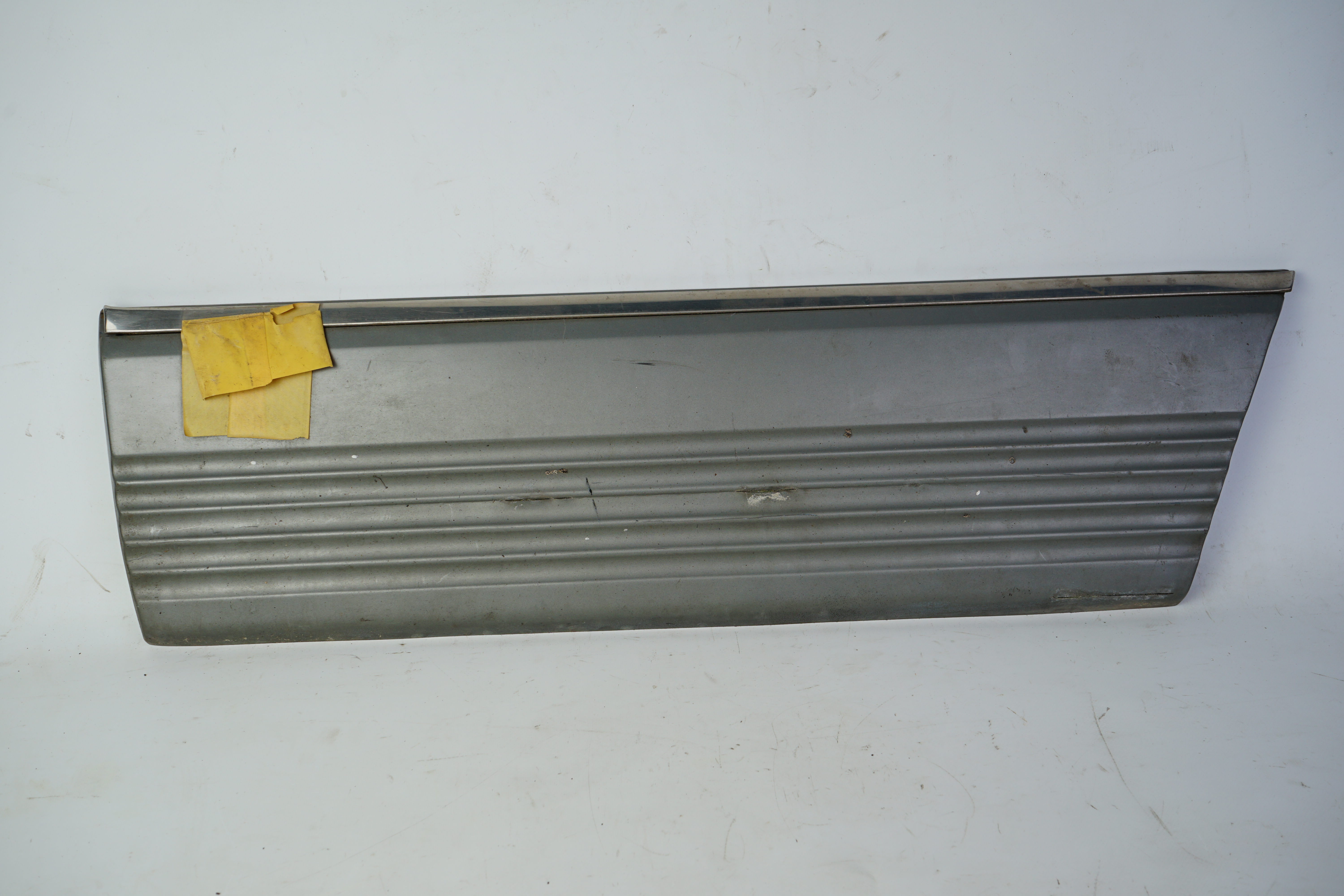 Verkleidung vorn links Sacco-Brett W126 1.Serie Fahrertür links A1266900340 incl.Zierstab A1266980380 7175 mattgrau normale Gebrauchsspuren/ Kratzer