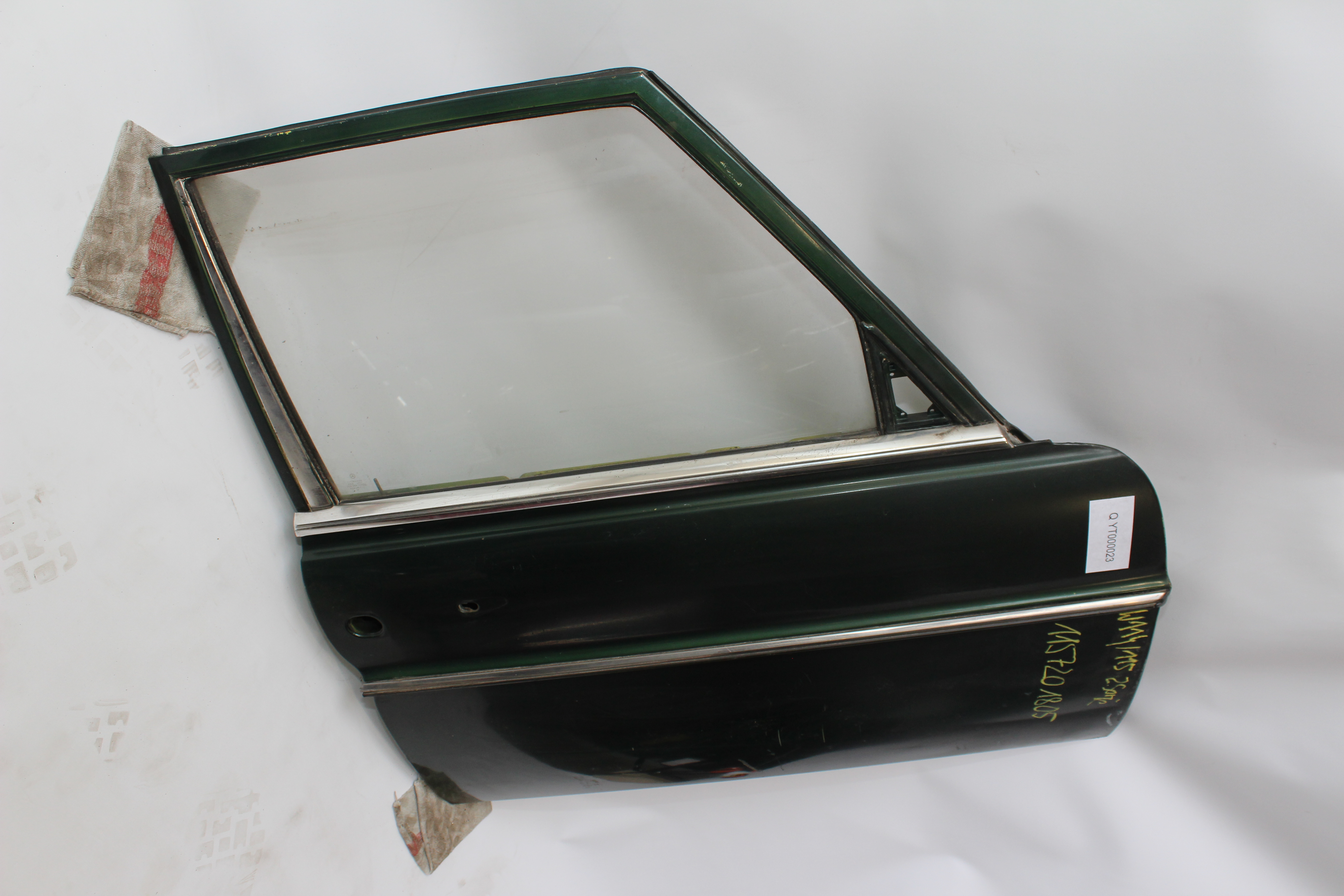 Fondtür rechts Mercedes-Benz W114 W115 /8 Strich acht Hintertür Beifahrerseite Verglasung klar grünmetallic A1157301205  