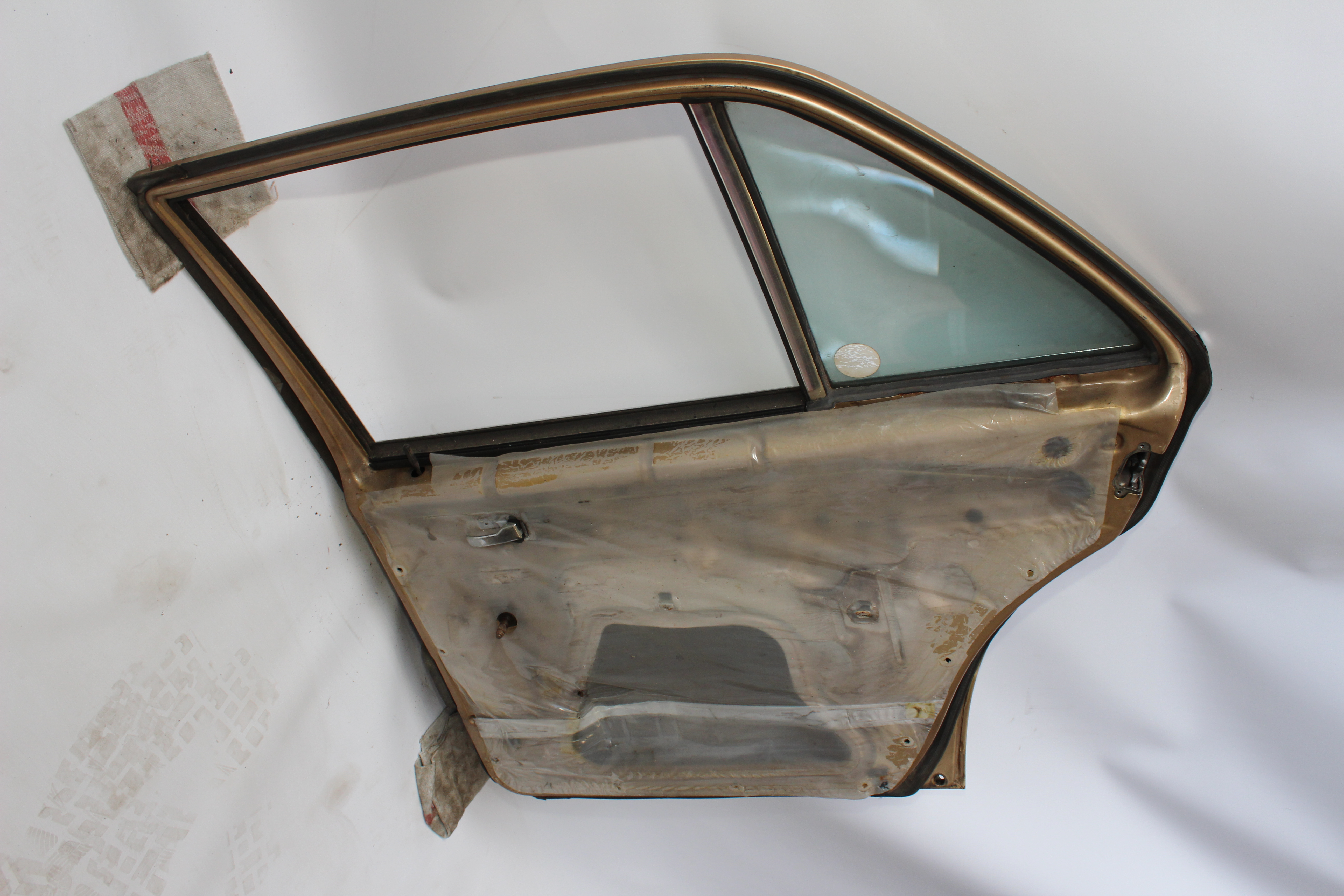 Fondtür rechts W123 Limousine Tür hinten rechts A1237300705 champagner 473