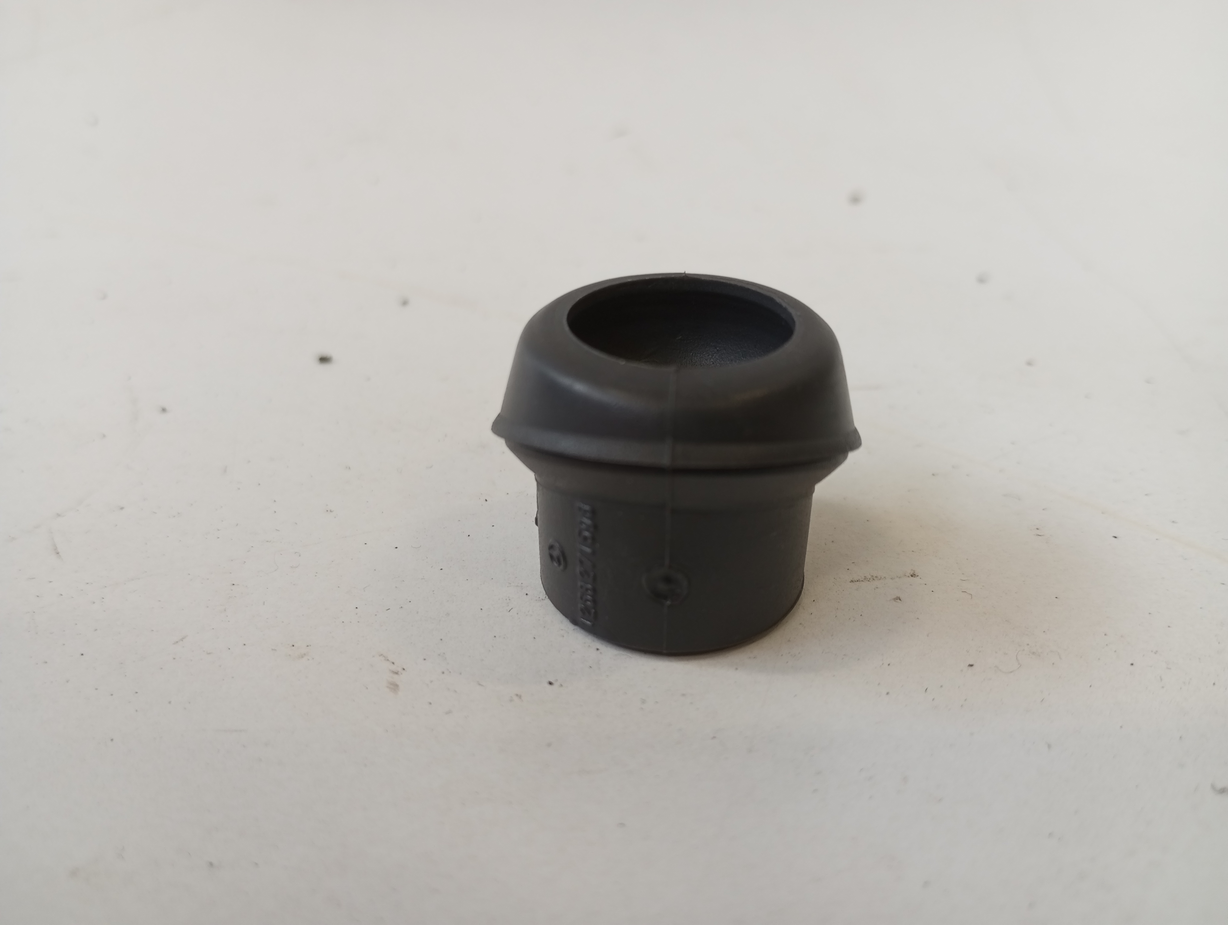 Dichtung Mercedes-Benz C123 W123 C126 W126 Coupé Limousine Antennendichtung Tülle an Kotflügel A1268271598