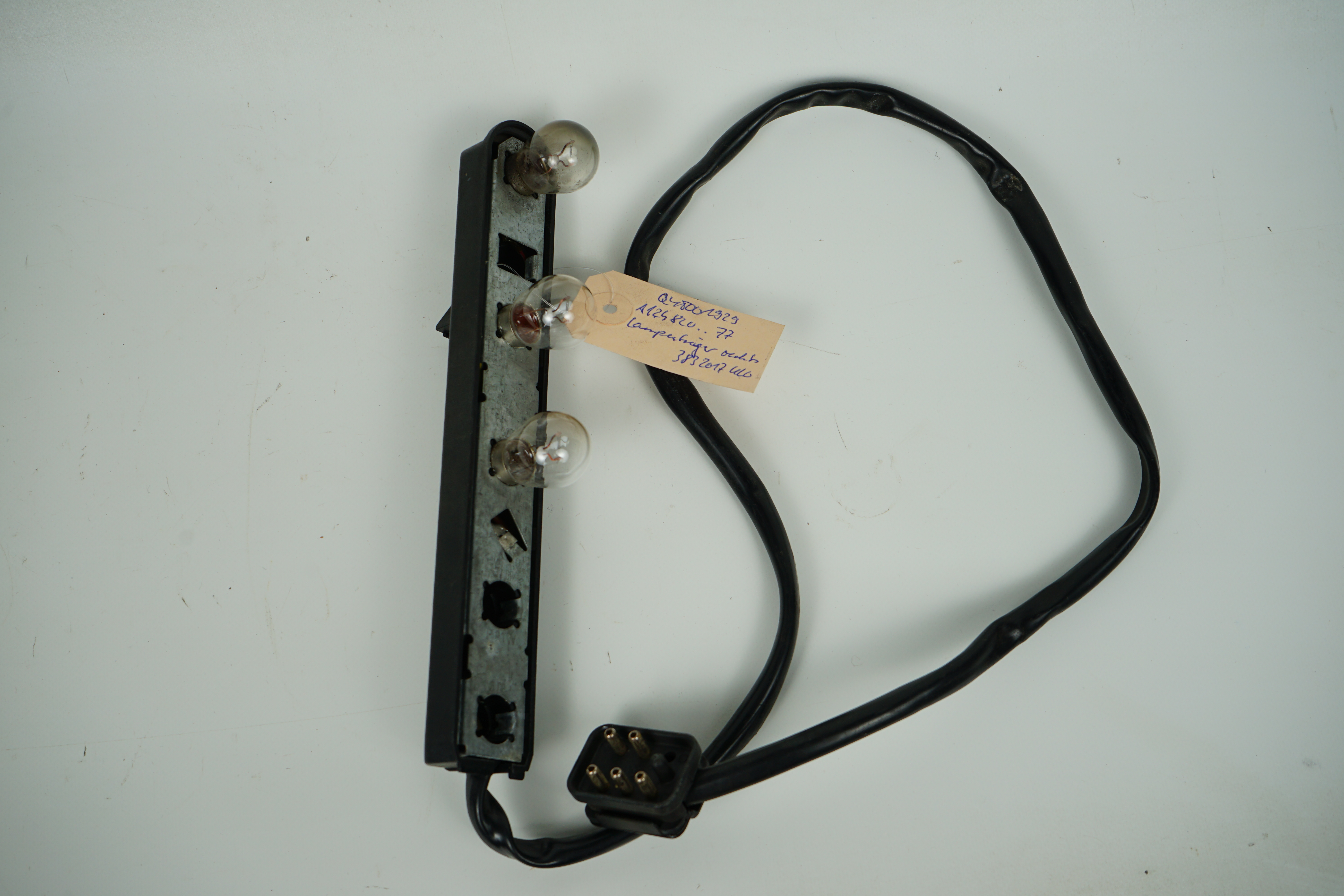Lampenträger rechts Mercedes-Benz S124 Kombi T-Modell W124 Limousine Scheinwerfer rechts Linkslenker mit 5-poligem Anschluss A1248201677 A1248201877