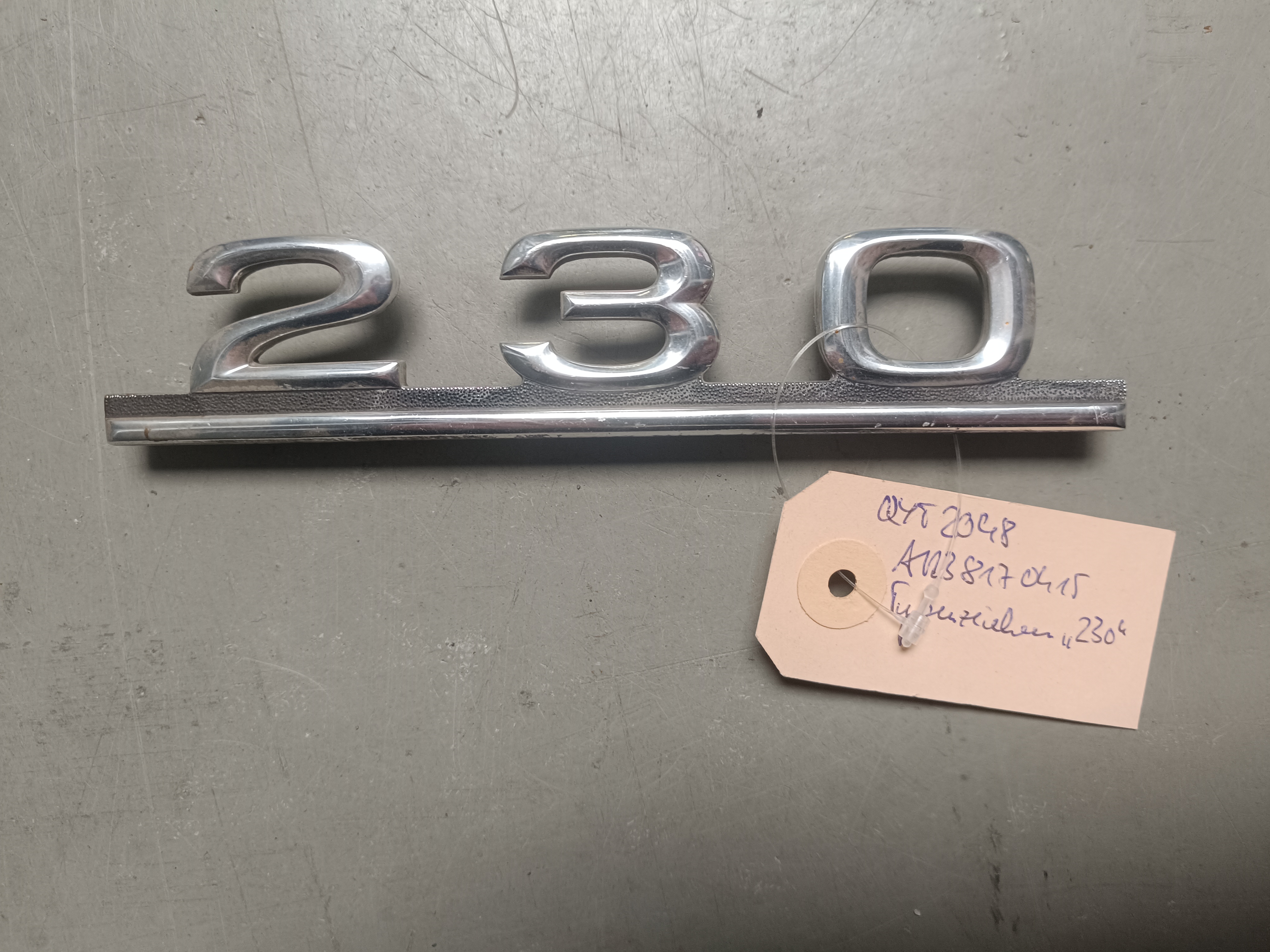 Firmenzeichen "230" Mercedes-Benz W123 230 Limousine Vergaser BM 123.023 Emblem Schriftzug Heckdeckel A1238170415