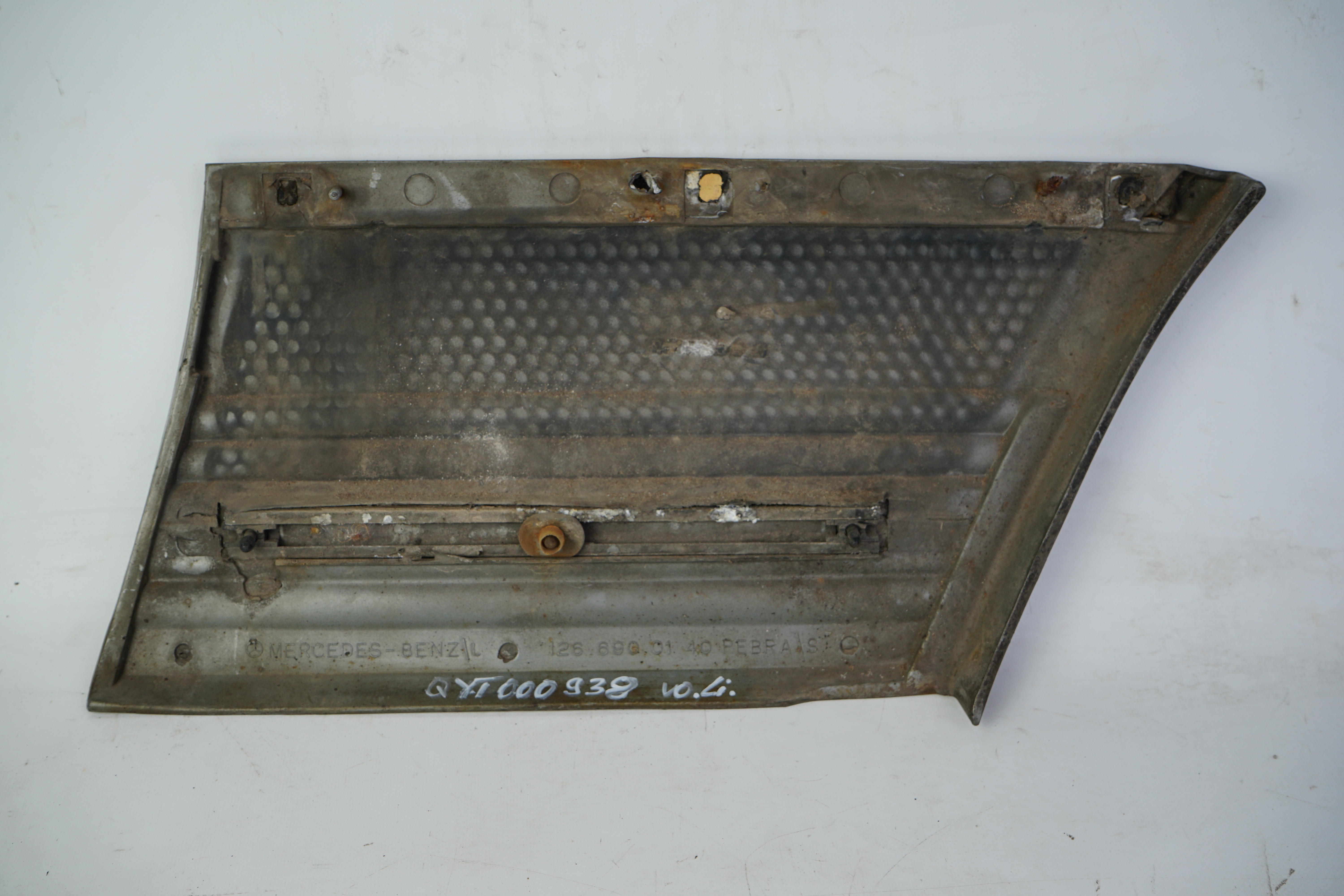 Verkleidung an Kotflügel vorn links Mercedes-Benz  C126 Coupé 380-500SEC W126 Limousine 280-500SEL "Sacco-Brett" 1.Serie geriffelte Ausführung A1266900240 A1266908040 7175 mattgrau A1266900140 